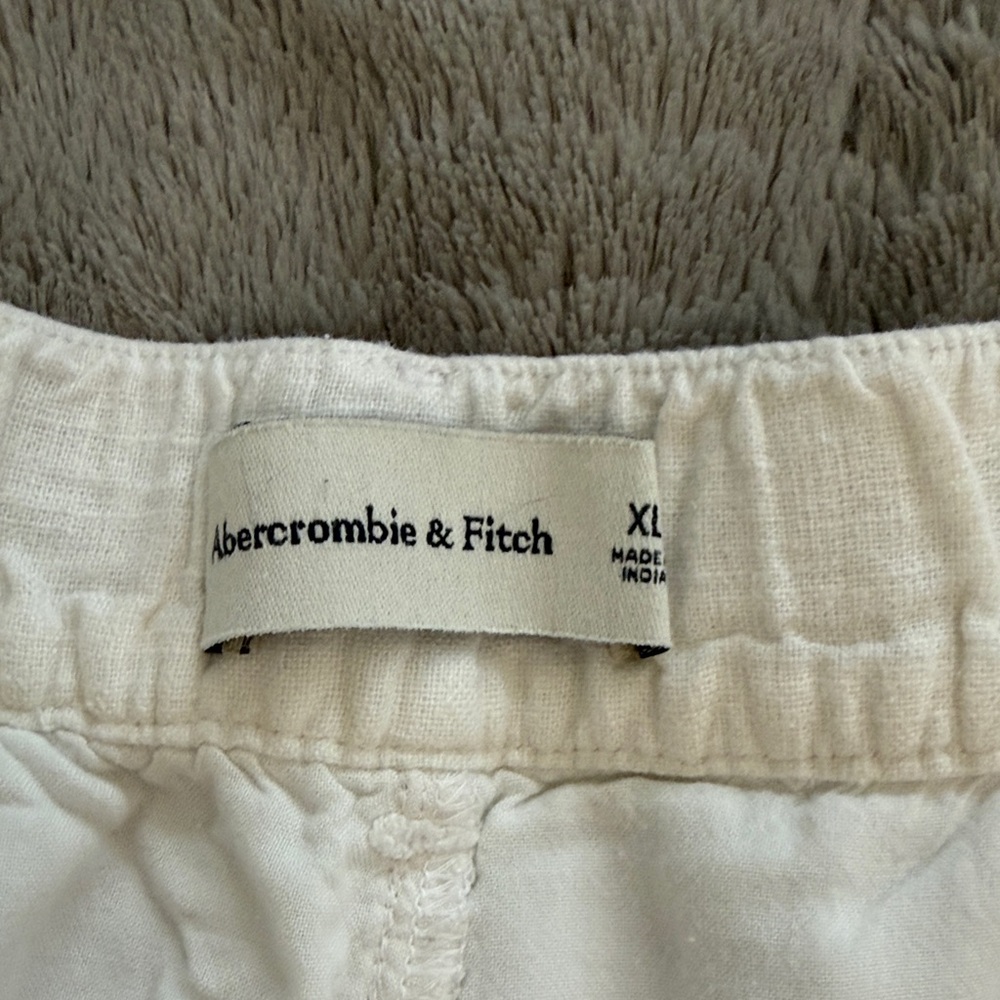 Abercrombie & Fitch White Linen-Blend Bermuda Shorts - Picture 2 of 3